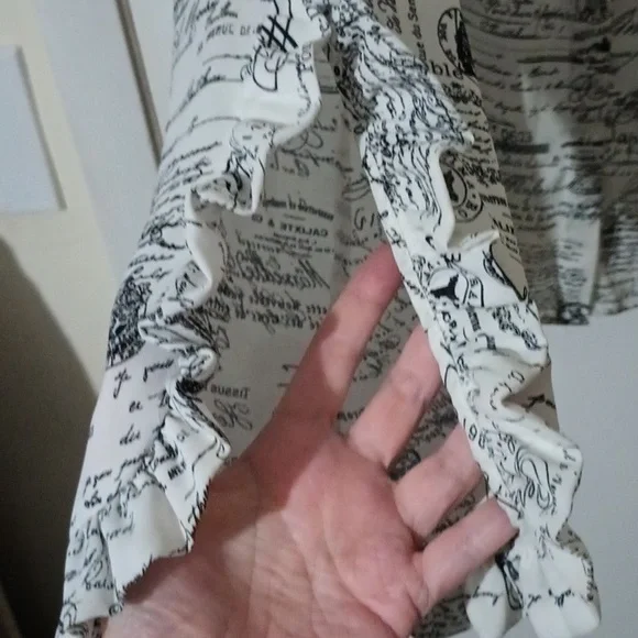 T Tahari Large Hidden Button Front With Bell Type Sleeve - Picture 4 of 11